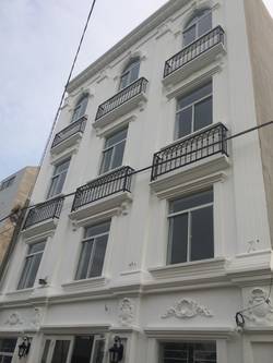 Cần bán nhà mặt phố Phố Huế, diện tích 520m2, mặt tiền 10m, giá bán 300 tỷ, sổ đỏ chính chủ.