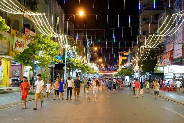 Bán nhà mặt đường phố Lò Sũ, ngay gần bờ Hồ Hoàn Kiếm. Sổ đỏ chính chủ 60m2, mặt tiền 4,6m. Giá bán 63 tỷ.